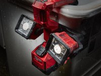 Lampada LED Milwaukee M18 UBL a doppia testa orientabile, 0-2500 lumen