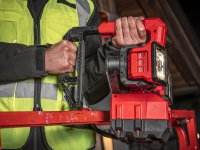 Lampada LED Milwaukee M18 UBL a doppia testa orientabile, 0-2500 lumen