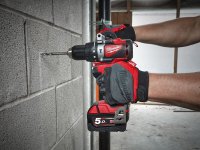 Trapano con percussione Milwaukee M18 BLPD2 con 2 batterie, caricabatterie e valigetta