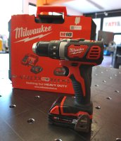 Trapano avvitatore a batteria Milwaukee M18 BDD-202C + 2 Batterie 2.0Ah